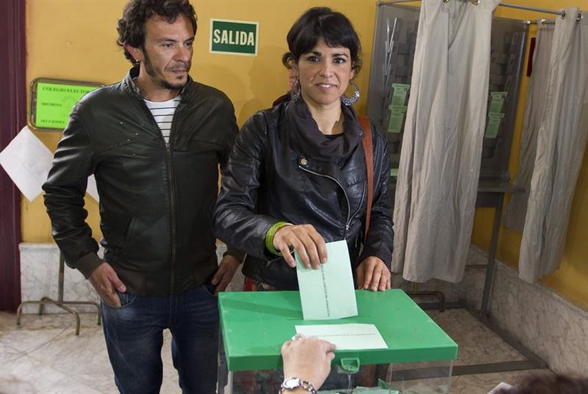 La candidata de Podemos a la presidencia de la Junta de Andalucía, Teresa Rodríguez, ejerce su derecho al voto en la sede de Correos de Cádiz, durante las elecciones autonómicas de Andalucía el domingo.  (EFE)