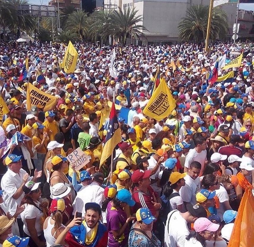 Venezolanos protestan en las calles de Porlamar 