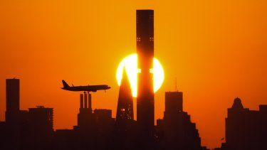 ARCHIVO- Se pone el sol detrás de los rascacielos de Nueva York y un avión se aproxima al Aeropuerto LaGuardia, 6 de setiembre de 2023, en Nueva York. Comienzan los viajes de vacaciones en autopistas, trenes y aviones en Estados Unidos.&nbsp;