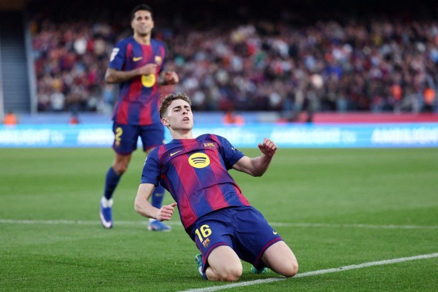 El centrocampista español #16 del Barcelona, Fermín López, celebra el tercer gol de su equipo durante el partido de la liga española entre el FC Barcelona y el Levante UD en el Estadio Camp Nou de Barcelona el 22 de febrero de 2026.&nbsp;