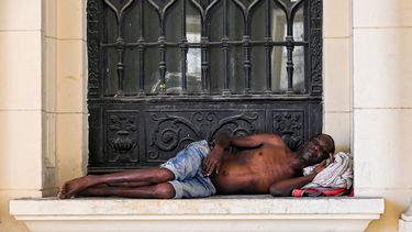 Una persona sin hogar yace en una calle de La Habana el 21 de julio de 2025.