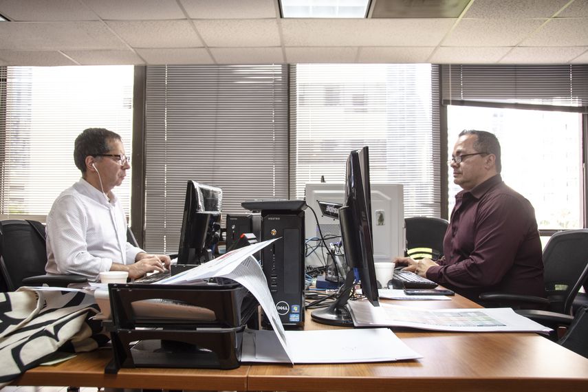 Sergio Otálora (izq) y Daniel Castropé, periodistas de DIARIO LAS AMÉRICAS.&nbsp;