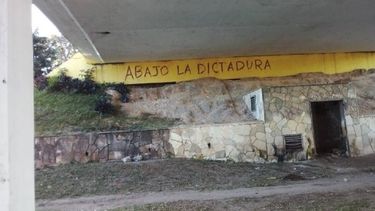Cartel en el puente de la Novia del Mediodía en La Habana