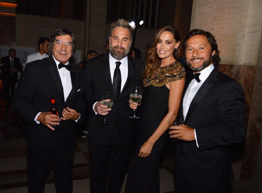 Jhonny Gómez, Fabrizio Lazzaro, Deborah Bello y el cantante Diego Torres