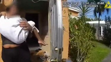 Cámaras de seguridad de la policía revelan el momento en que sacan al menor de la vivienda.