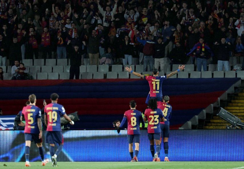 El delantero brasileño #11 del Barcelona, Raphinha, celebra el tercer gol de su equipo durante el partido de vuelta de los octavos de final de la UEFA Champions League entre el FC Barcelona y el SL Benfica en el Estadi Olimpic Lluis Companys en Barcelona el 11 de marzo de 2025.&nbsp;