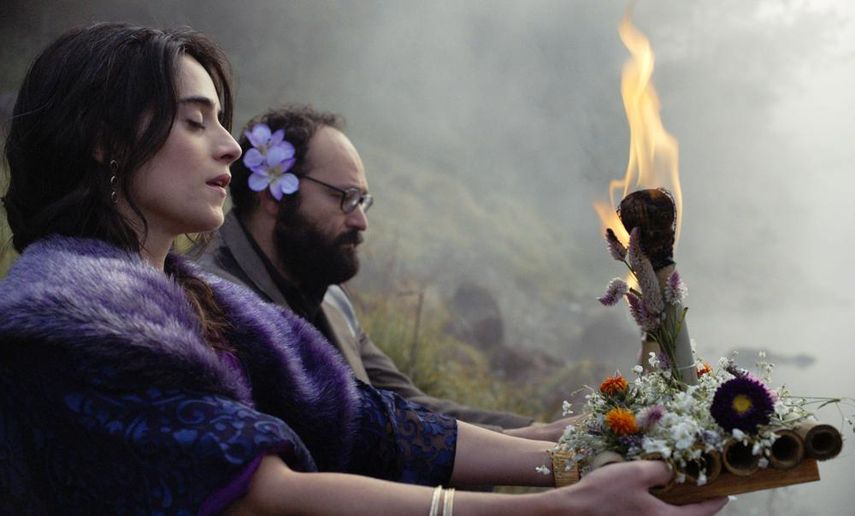 En esta imagen difundida por Netflix, Tamara Vallarta, a la izquierda, y Gabriel Nuncio en una escena de El comediante, que se estrena el viernes 14 de enero de 2022 en Netflix.&nbsp;