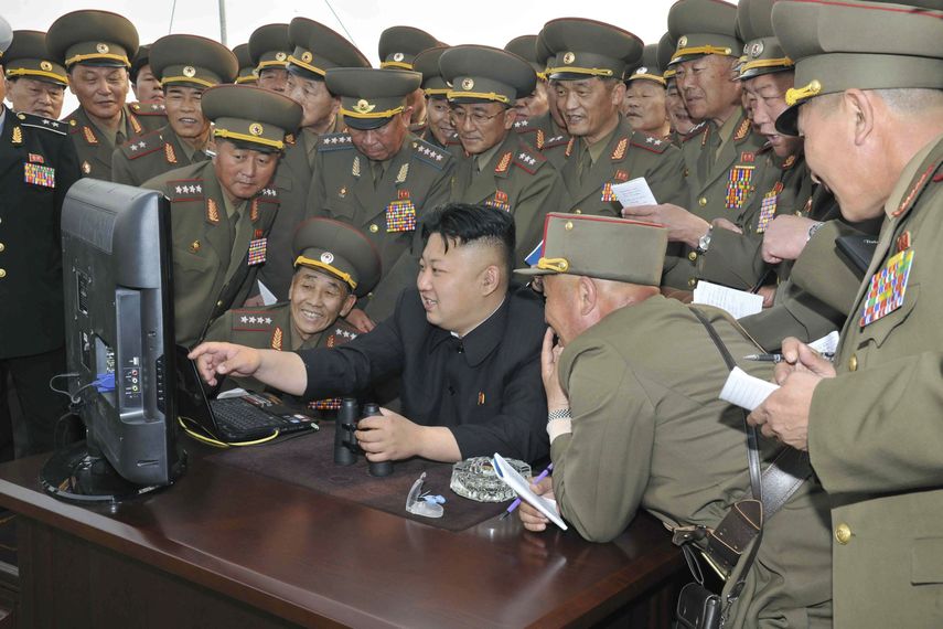 El líder de Corea del Norte, Kim Jong-un ha amenazado con iniciar una guerra nuclear. La mayoría del tiempo se hace acompañar por decenas de militares que lo siguen a todas partes