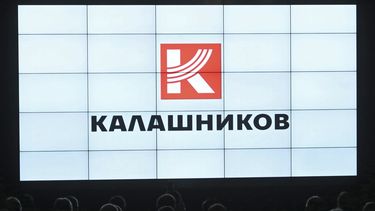 Kalashnikov, parte de la Corporación estatal Rostec, es la mayor empresa de fabricación rusa que produce rifles de asalto y francotiradores, proyectiles de artillería guiados y una amplia gama de armas de precisión.&nbsp;