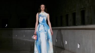 Una modelo presenta una creación durante una presentación en pasarela de la colección Otoño-Invierno 2025-2026 de la marca de moda Erdem, en la Semana de la Moda de Londres, en Londres, el 23 de febrero de 2025.&nbsp;