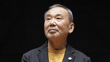El novelista japonés Haruki Murakami posa durante una conferencia de prensa en la biblioteca que lleva su nombre en la Universidad Waseda, Tokio, 22 de setiembre de 2021. 