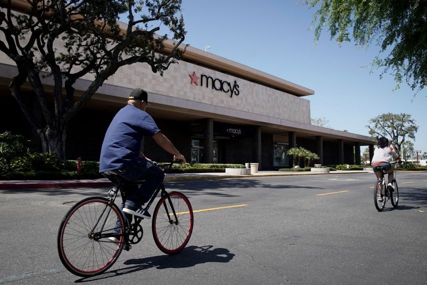 Foto tomada el 30 de marzo del 2020 de una tienda Macys en Santa Ana, California. 