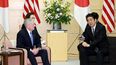 El primer ministro japonés,&nbsp;Shinzo&nbsp;Abe&nbsp;(dcha), mantiene una reunión con el secretario de Defensa de EEUU, James Mattis (izq), en Tokio.