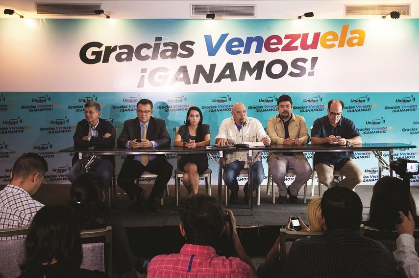 De izquierda a derecha, los diputados electos venezolanos Henry Ramos Allup, Enrique Márquez, Delsa Solorzano, Jesús Torrealba (secretario ejecutivo de la Mesa de la Unidad Democrática), Roberto Marrero (abogado de Leopoldo López) y Julio Borges (EFE)