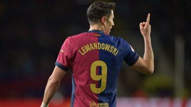 El polaco Robert Lewandowski, del Barcelona, celebra después de marcar el sexto gol de su equipo ante el Valencia, el 26 de enero de 2025.