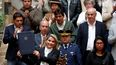 La presidenta interina de Bolivia, Jeanine Áñez, a la izquierda, posa para una foto después de promulgar una ley para celebrar nuevas elecciones, en La Paz, Bolivia, el domingo 24 de noviembre de 2019. La presidenta interina de Bolivia, Jeanine Áñez, a la izquierda, posa para una foto después de promulgar una ley para celebrar nuevas elecciones, en La Paz, Bolivia, el domingo 24 de noviembre de 2019.
