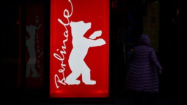 Una persona pasa junto a un cartel iluminado del 76.º Festival Internacional de Cine de Berlín, «Berlinale», en la Potsdamer Platz, el 11 de febrero de 2026.