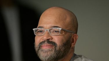 Se dirige al público el presidente del Baptist Health, Brian E. Keeley. A su lado, el presidente de Leon Medical Centers, Benjamín León Jr.