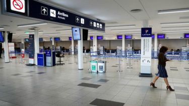 Aeropuerto de Argentina sin afluencia de pasajeros. 