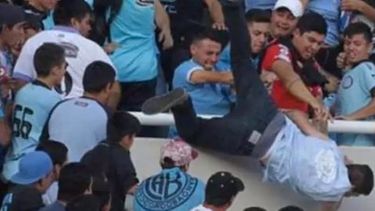 Emanuel Balbo fue brutalmente golpeado y arrojado después desde una tribuna hasta una de las escaleras de acceso al estadio Mario Alberto Kempes, en Córdoba, Argentina.