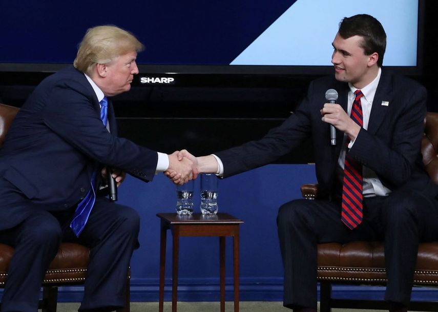 El presidente Donald Trump estrecha la mano del activista conservador Charlie Kirk en un foro en la Casa Blanca el 22 de marzo de 2018 en Washington, DC. El activista e influencer juvenil de la derecha estadounidense fue un importante aliado del presidente Trump; fue asesinado el 10 de septiembre de 2025.