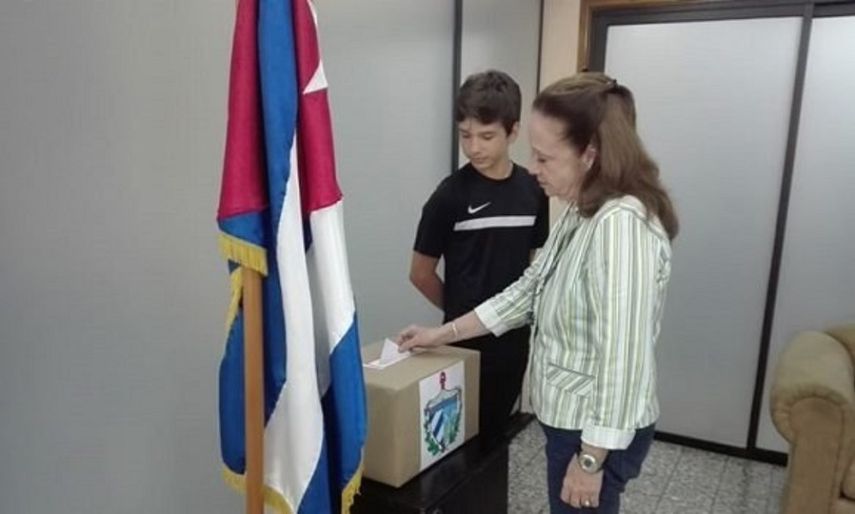 María del Pilar Fernández, embajadora de Cuba en Guatemala, participa en en referendo constitucional que excluye a los cubanos que residen fuera de la Isla.