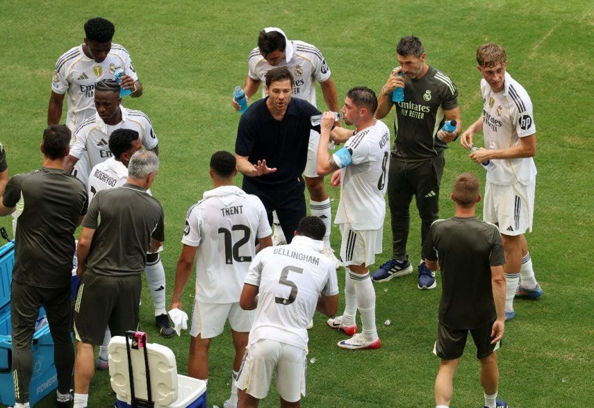 Xabi Alonso, entrenador del Real Madrid CF, habla con sus jugadores durante el partido del grupo H de la Copa Mundial de Clubes de la FIFA 2025 entre el Real Madrid CF y el Al Hilal en el Hard Rock Stadium el 18 de junio de 2025 en Miami Gardens, Florida. Sandra Montanez/Getty Images/AFP (Foto de Sandra Montanez / GETTY IMAGES NORTH AMERICA / Getty Images vía AFP)