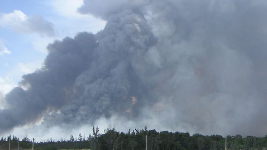 Fotografía de archivo de un incendio en los Everglades de Florida que no supone amenaza para zonas pobladas.