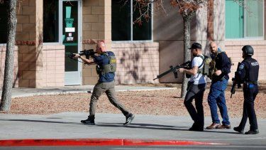 Agentes de las fuerzas de seguridad ingresan a un edificio de la Universidad de Nevada campus Las Vegas luego de recibir reportes de un tirador activo, en Las Vegas.&nbsp;