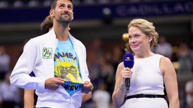 El serbio Novak Djokovic releva la camiseta con una imagen de él junto a Kobe Bryant en honor al fallecido basquetbolista tras ganar su 24mo título de Grand Slam al superar en la final del US Open a Daniil Medvedev el domingo 10 de septiembre del 2023. 