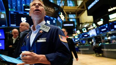 Agente de Wall Street observa los indicadores del día.