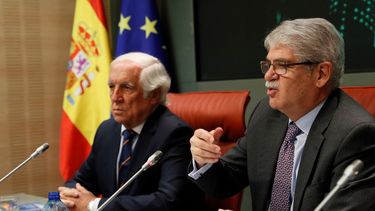 La prensa oficialista de la isla se cuestiona al ministro de Asuntos Exteriores y Cooperación de España,&nbsp;Alfonso&nbsp;Dastis&nbsp;(d).