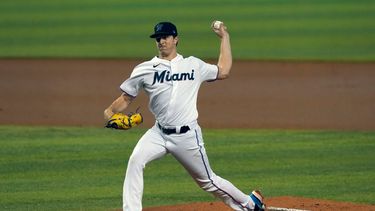 El lanzador de los Marlins, Trevor Rogers, trabaja en un compromiso contra los Orioles el miércoles 21 de abril del 2021.