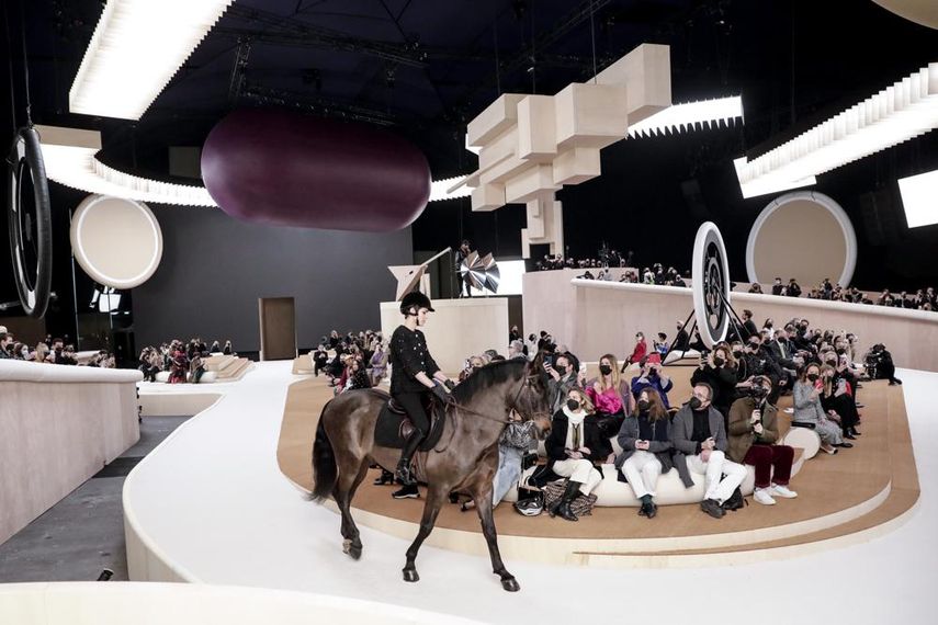 Charlotte Casiraghi, montada a caballo, participa en el desfile de la colección primavera-verano 2022 de alta costura de Chanel, en París, el martes 25 de enero de 2022.&nbsp;