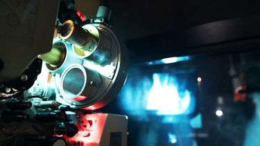 El director Christopher Nolan, que filma en celuloide y es activista por la protección de los archivos fílmicos, pide que en todos los países donde se pueda proyectar Oppenheimer en soporte fílmico, ya sea en 70mm o en 35mm, se haga en esa forma. &nbsp;