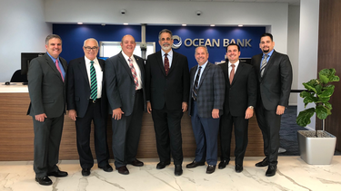 Ralph Gonzalez-Jacobo, vicepresidente ejecutivo y director de préstamos de Ocean Bank (centro) con ejecutivos bancarios en la apertura de la nueva sucursal de Kendall Drive, 15680 SW 88th Street en Miami.