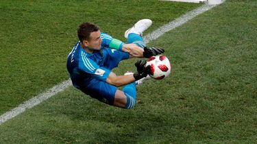 Akinféev atajó dos penalti y le dio a la anfitriona el boleto a los cuartos de final.