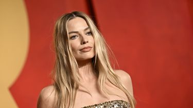 Margot Robbie llega a la fiesta de los Óscar de Vanity Fair, el 10 de marzo de 2024, en el Centro Wallis Annenberg para las Artes Escénicas en Beverly Hills, California.