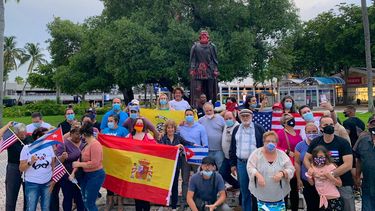 Espa&ntilde;oles e hispanos&nbsp;en protesta contra actos de vandalismo con signos comunistas en estatuas de exploradores espa&ntilde;oles en Miami, el s&aacute;bado 13 de junio de 2020.&nbsp;