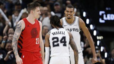 Victor Wembanyama #1 y Devin Vassell #24 de los San Antonio Spurs reaccionan detrás de Vit Krejci #27 de los Portland Trail Blazers durante la segunda mitad del quinto partido de la primera ronda de los playoffs de la Conferencia Oeste de la NBA en el Frost Bank Center el 28 de abril de 2026 en San Antonio, Texas.&nbsp;