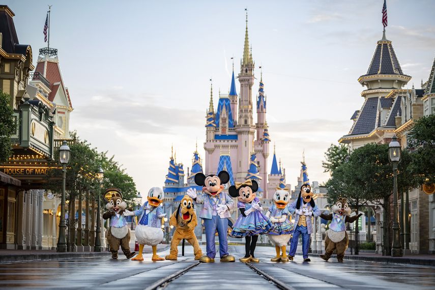 Personajes de Disney transitan por Disney World en Florida.