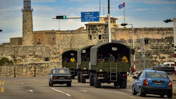 Camiones con militares, La Habana, Cuba. 