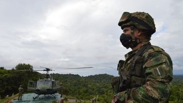 Un soldado del Ejército junto a un helicóptero en Colombia