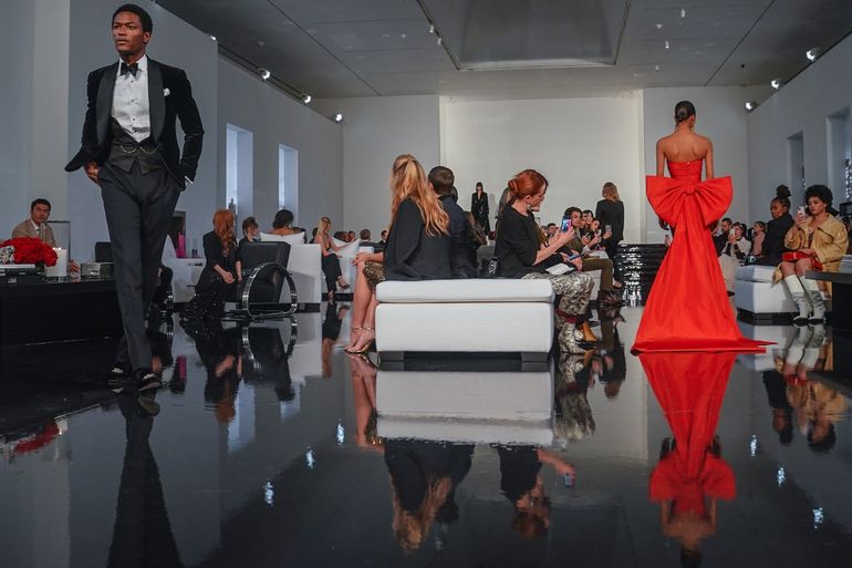 Modelos presentan la colección otoño-invierno 2022 de Ralph Lauren en Nueva York.