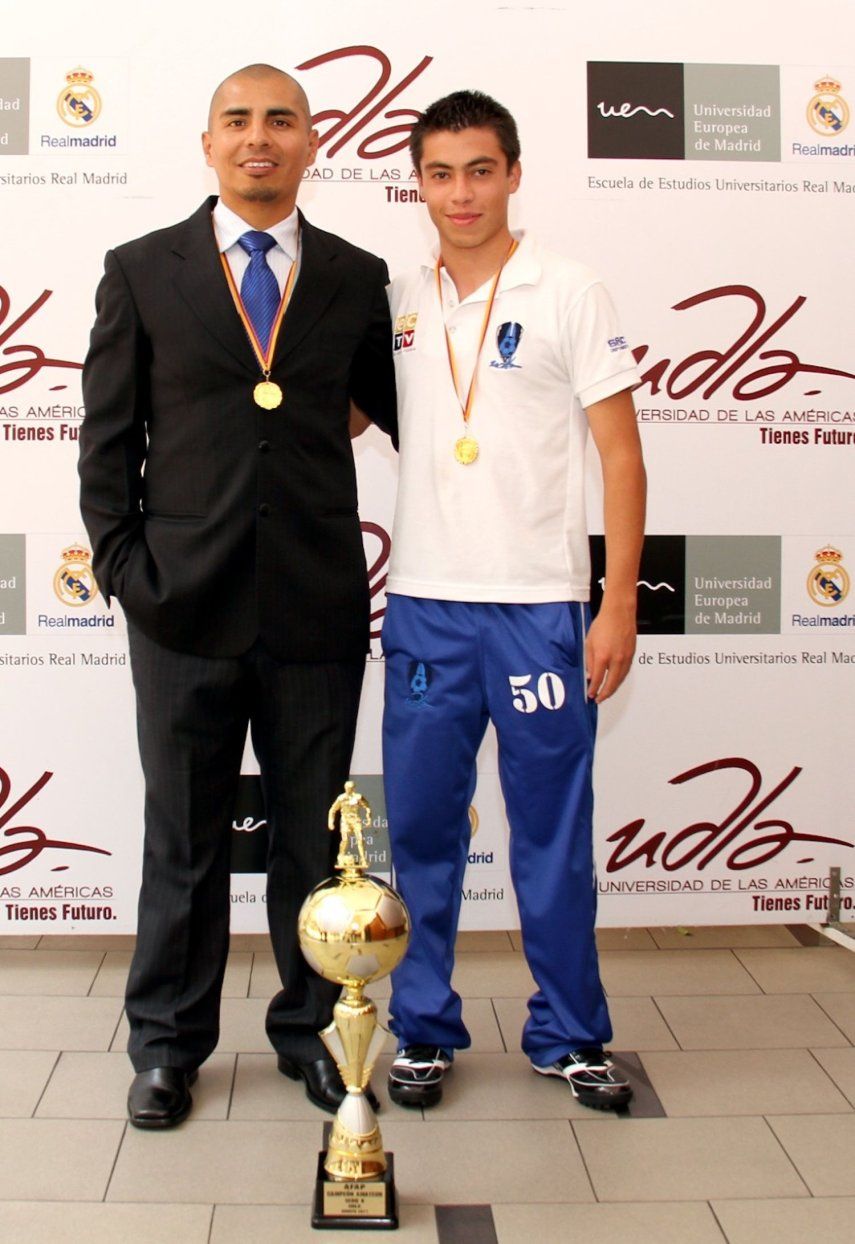 El asesor deportivo Diego Coral Tobar junto a uno de sus atletas.