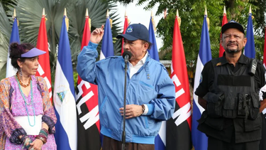 Los dictadores Daniel Ortega y su esposa Rosario Murillo, al lado el comisionado Ramón Avellán.