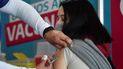  Un trabajador de la salud vacuna a una joven contra el COVID-19 con una dosis donada por Estados Unidos en Quilmes, Argentina, el 3 de agosto de 2021.
