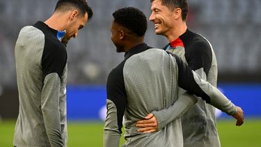 El polaco Robert Lewandowski bromea con sus compañeros Ansu Fati y Sergio Busquets