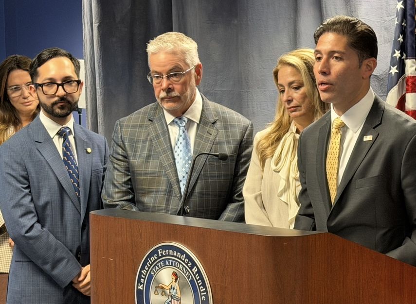 Roberto J. González, comisionado de Miami-Dade por el distrito 11 junto a residentes afectados.