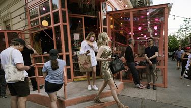 La escena en un restaurante de Manhattan, en la ciudad de Nueva York, el 17 de mayo del 2021.&nbsp;